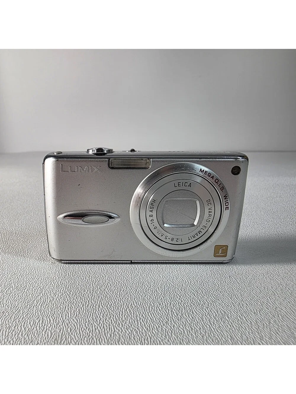 Panasonic LUMIX DMC-FX01 Silver Compact Camera 6MP W/Battery Only